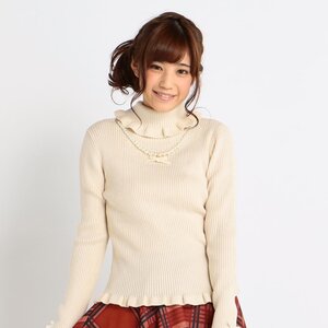 LIZ LISA Ruffle & Pearl Turtleneck (White) White
