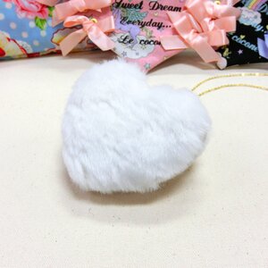 Le cocone Big Heart Fake Fur Necklace White
