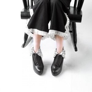 ERIMAKI SOX Lace Collar Socks Black x Ivory