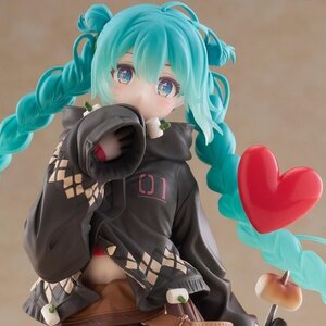 Hatsune Miku Fashion Outdoor Ver. Non-Scale Figure [Pre-order]