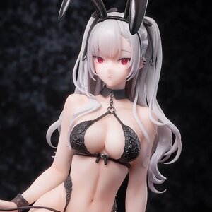 Black Bunny Girl Tana 1/7 Scale Figure w/ Bonus Tapestry