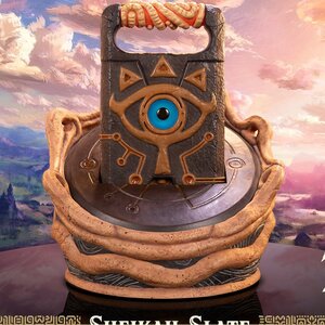 The Legend of Zelda: Breath of the Wild Sheikah Slate: Standard Edition Statue [Pre-order]
