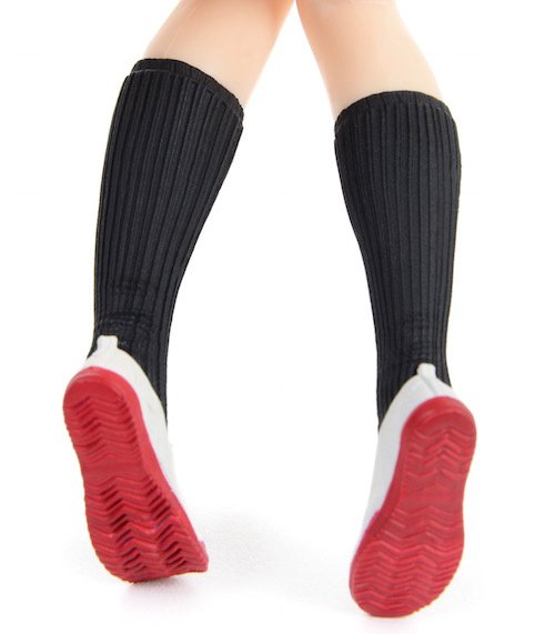 4. The navy socks and the backs of the indoor shoes  Each of the elastic fibers and the non-skid soles on the back, which can’t be seen from the front, have been recreated.*Japanese high school students wear indoor shoes called “uwabaki” along with navy socks that match their uniforms.