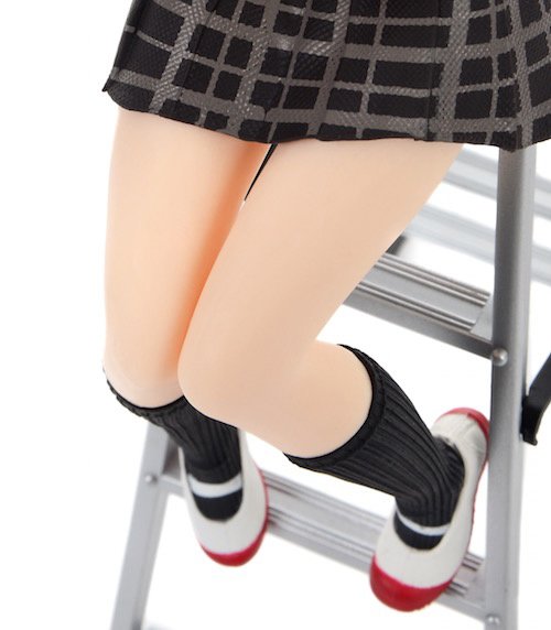 2. Thighs Chieri has a slim figure, so her thighs have been sculpted to be skinny.