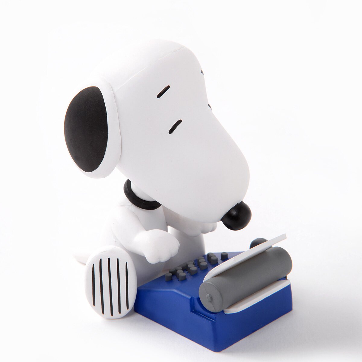 Ultra Detail Figure Peanuts Series 4: Great Writer Snoopy