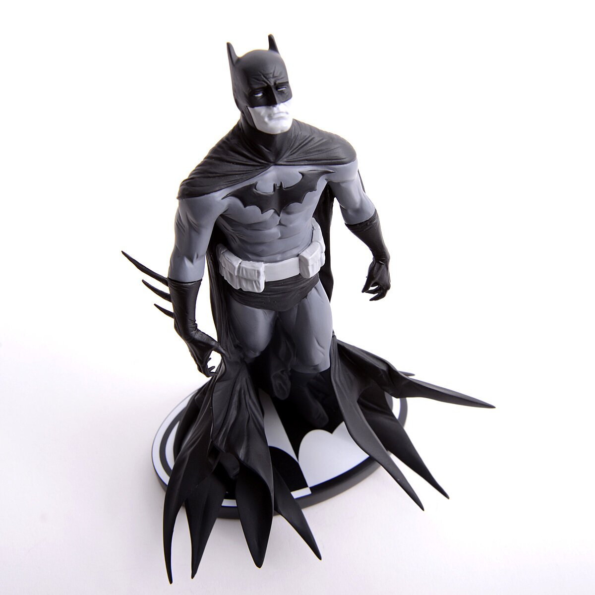 Batman Black & White Statue by Jae Lee: DC Comics: DC Comics - Tokyo Otaku  Mode (TOM)