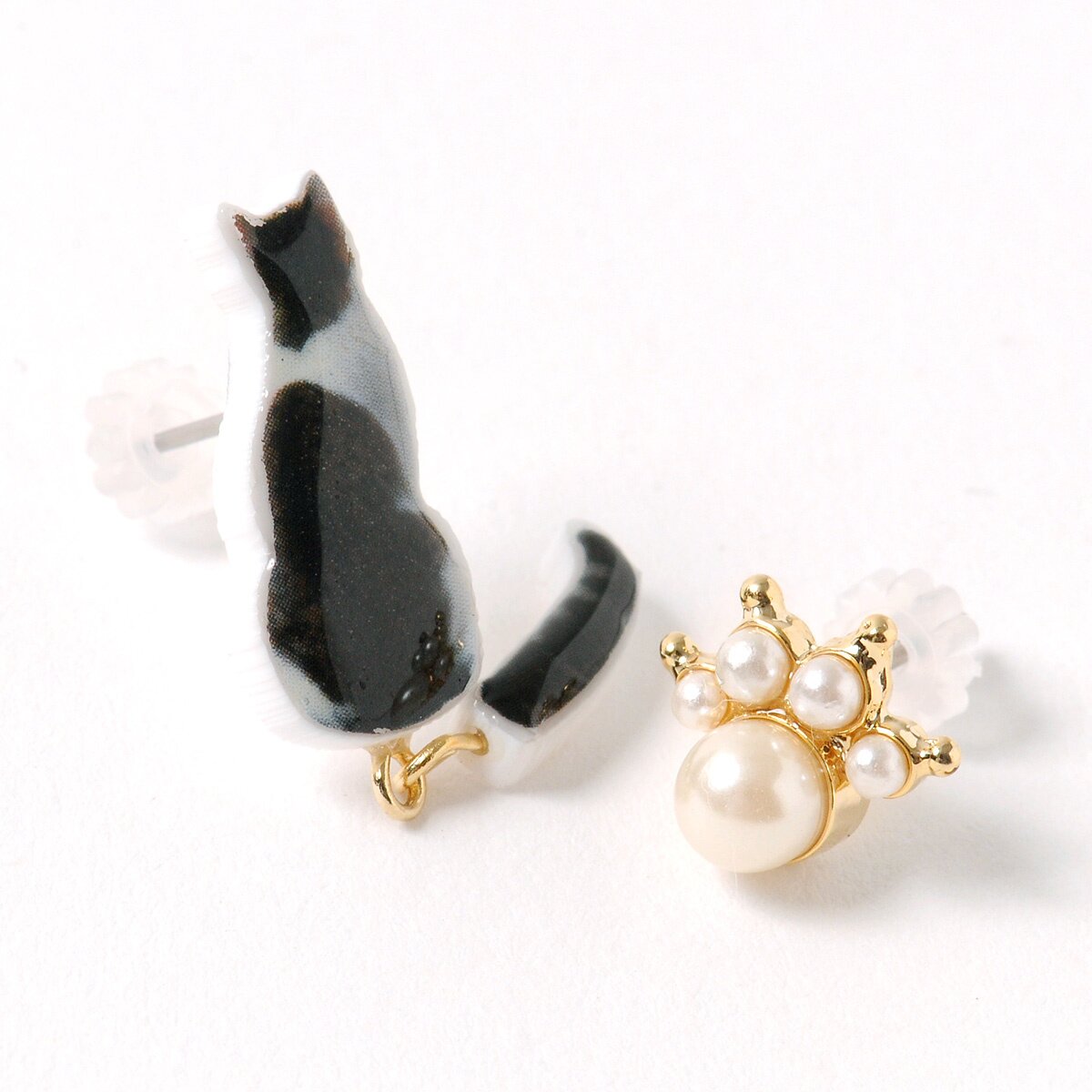 Osewaya Seated Cat & Paw Earrings: Osewaya - Tokyo Otaku Mode (TOM)