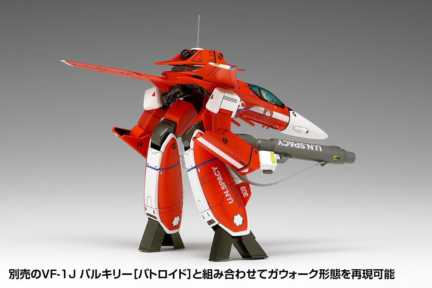 バンダイ VF-1J VALKYRIE 1/100 Macross VF-1J Valkyrie (Fighter) Multiplex 1/100 Scale Plastic
