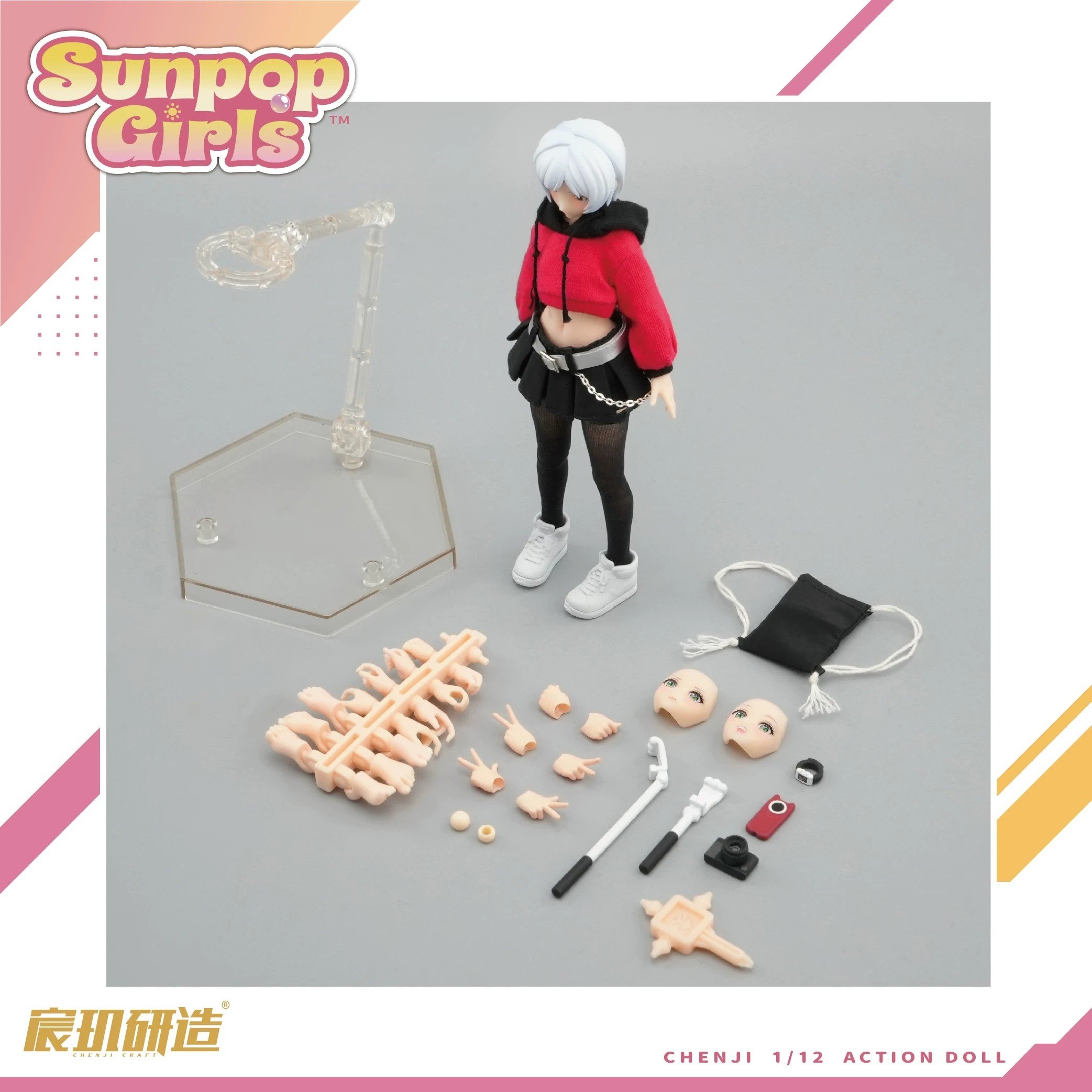 SUNPOP GIRL Gu Yucheng pose selfie dengan smartphone dan tas kain
