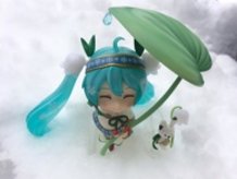 Snow Miku making her way through the snow and ice.