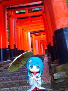 Front view of Miku at Fushimi Inari shrine with her hood off.