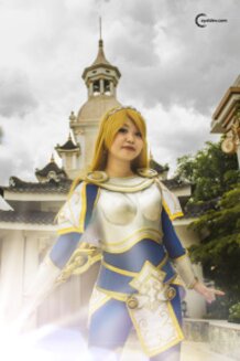 Misaki Fujioka cosplaying Lux of LOL