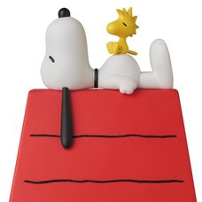 Vinyl Collective Dolls Peanuts Snoopy w/ Woodstock & Dog House