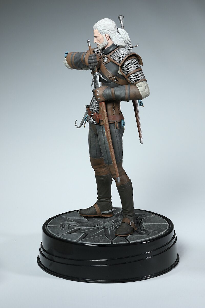 Witcher 3 Geralt Statue ( Dark Horse shops )