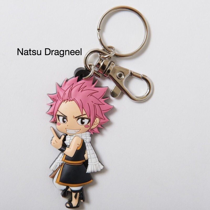 Chaveiro com símbolo de Fairy Tail dos personagens Natsu, Gray e Gajeel