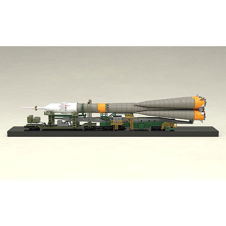 Soyuz Rocket & Transport Train 1/150 Scale Plastic Model (Re