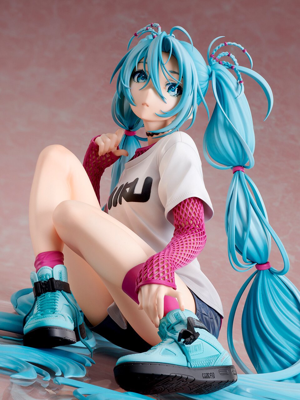 Hatsune Miku x Yoneyama Mai The Latest Street Style 