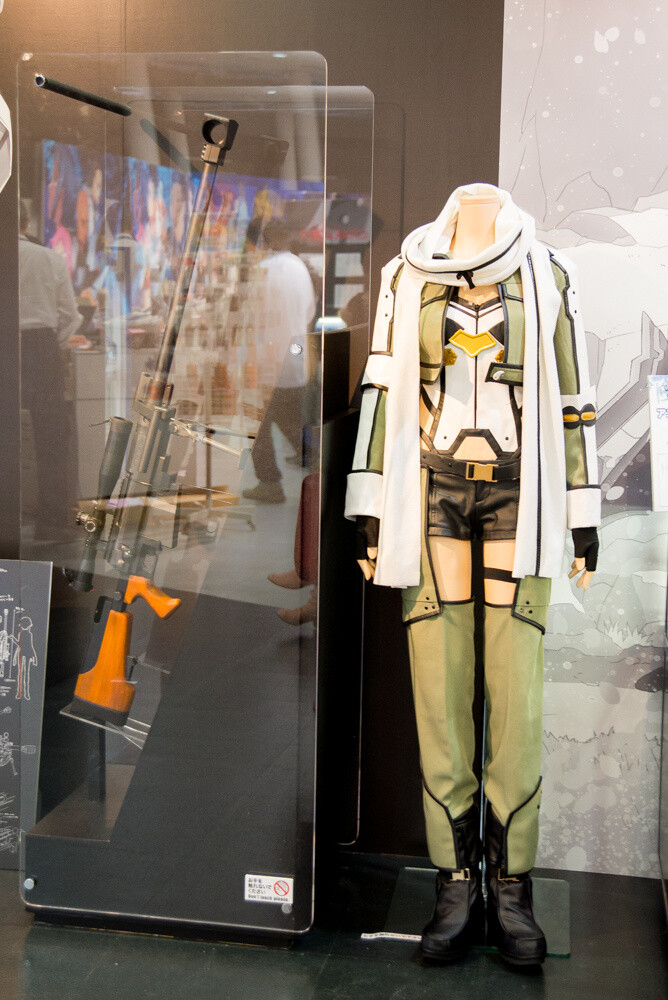 Sinon’s outfit and an actual-size replica of her beloved gun 15