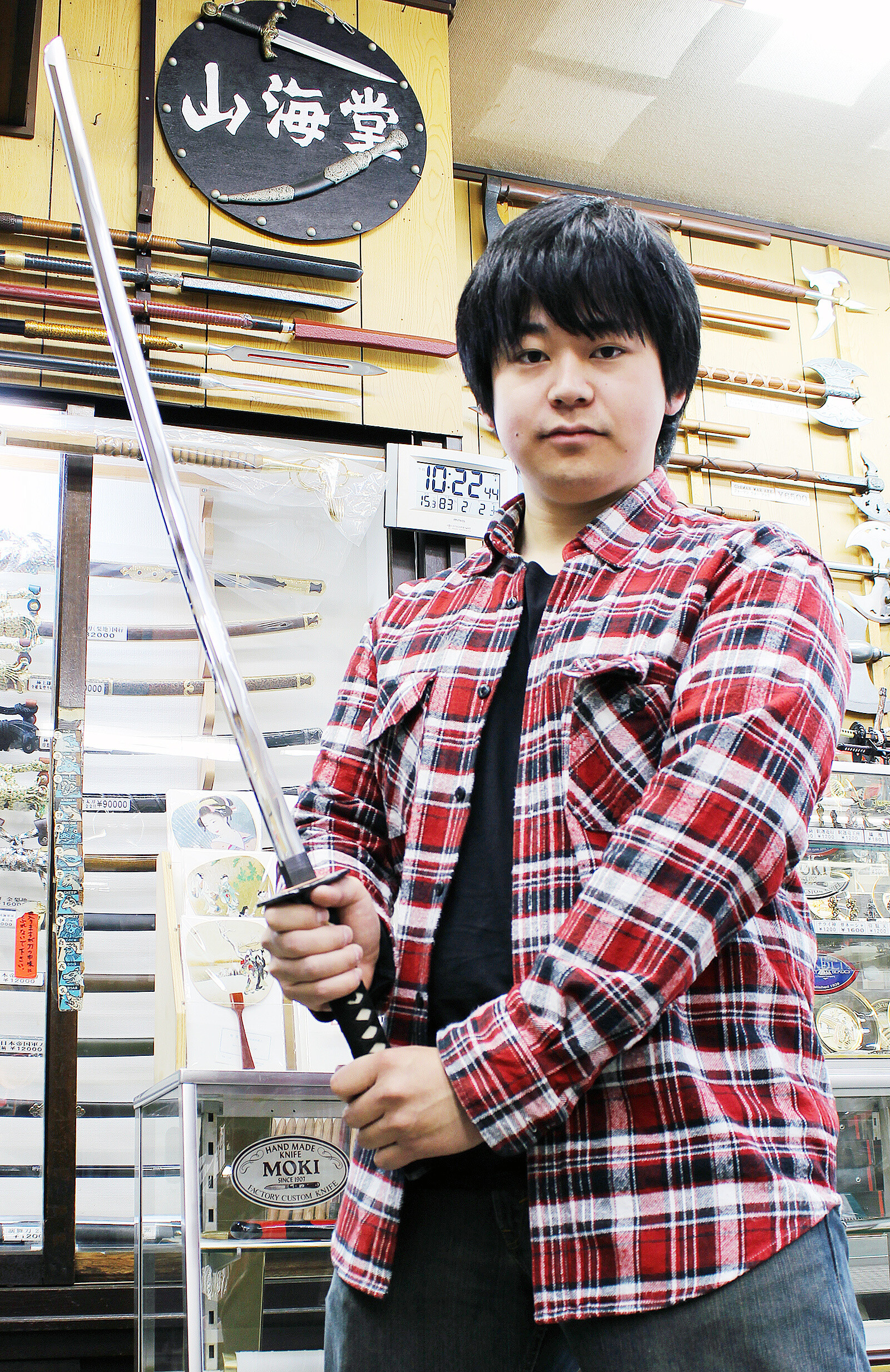 The blade is about 72 centimeters in length. Nobunaga, holding the sword, is a member of our editorial department, and the sword looks a bit short for his physique. We wonder if the blade is a good length for Kenshin, who is considered to be slightly short at 158 centimeters. In any case, it was heavy. 3