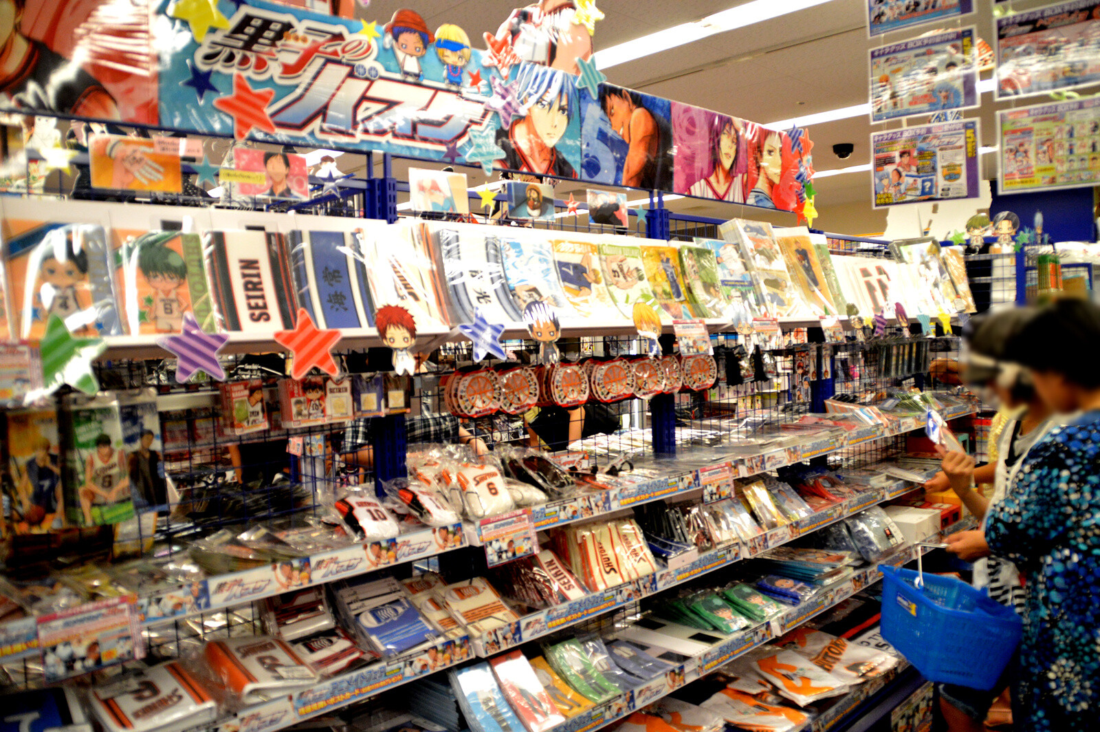 There is an abundance of goods available that fans will find to be indispensable for everyday life, such as badges, plates, cups, chopsticks, tea cups, and loads of other products. 12