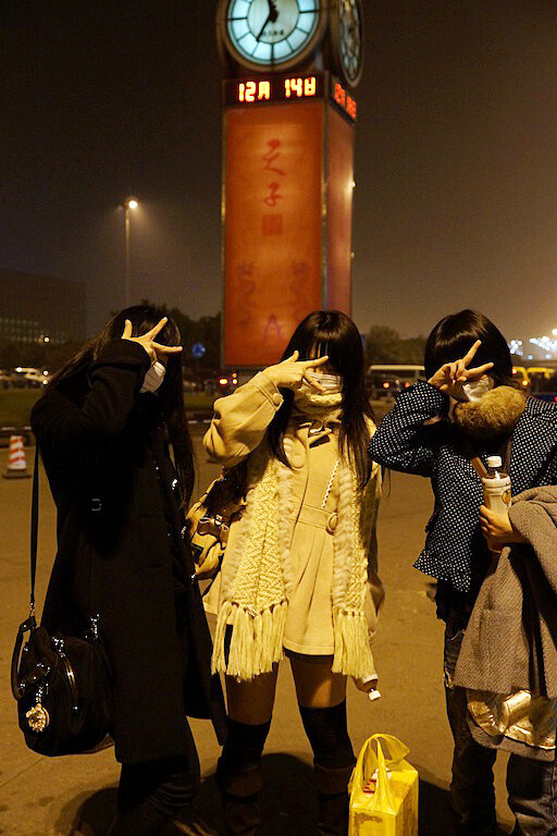 The girls arrived in Chengdu the night before the event. It was so late! 0