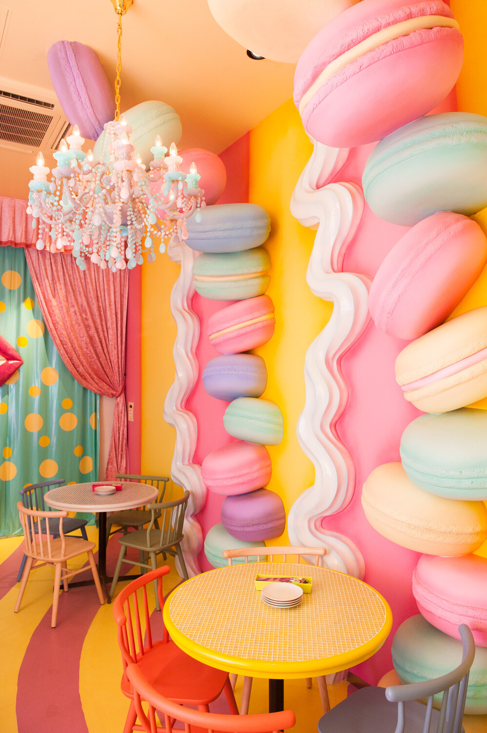 A cafe where you can experience the latest in Harajuku pop culture has opened - the Kawaii Monster Cafe. 1