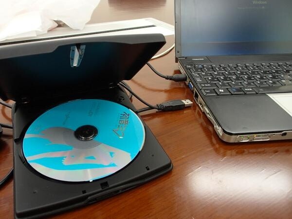 Before you can play with the software, you must first install it. However, it’s worth noting that the disc is not a DVD or Blu-ray, but rather a CD-ROM. 0