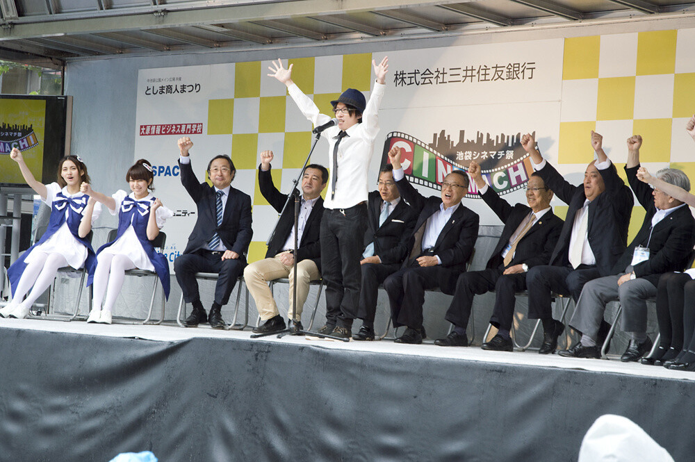 The opening ceremony. 9