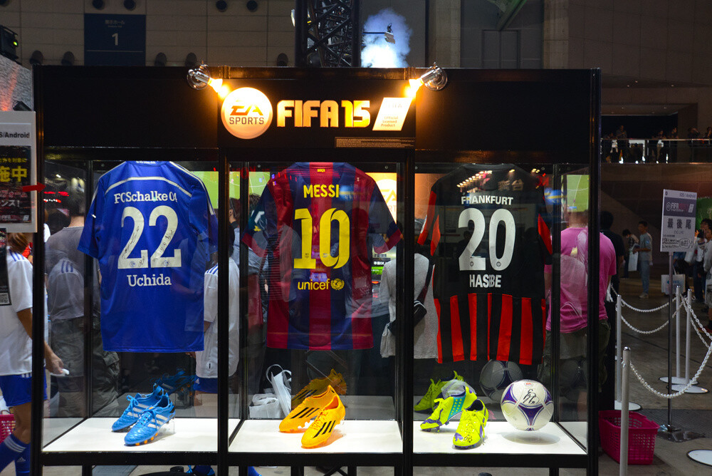 In front of the FIFA 15 booth there was a display of professional soccer players’ uniforms. 3