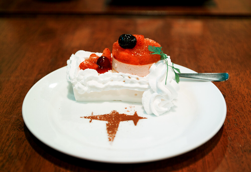 Red berries are the highlight of the “Three-Star Cake.” It’s quite large. Price: ¥900 (Drink Set: ¥1,100) 8