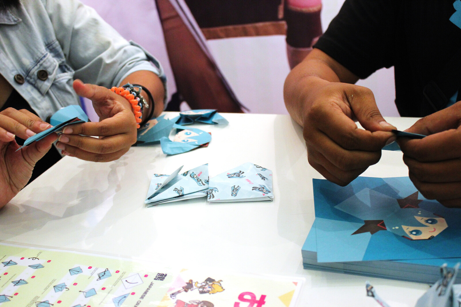 Indonesian fans try their hand at making Hatsune MIku using traditional Japanese origami. 20