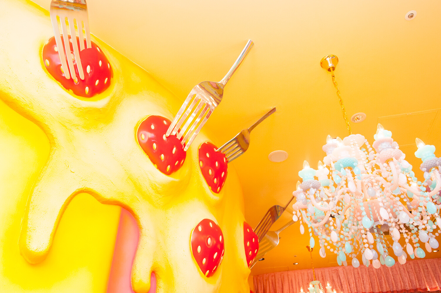 A cafe where you can experience the latest in Harajuku pop culture has opened - the Kawaii Monster Cafe. 3