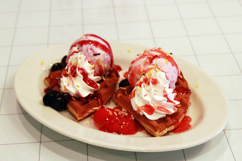 The dessert is called "Berry Berry Waffle" and has ClariS' signature colors. (780 yen) 9