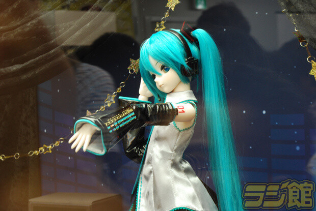 A Gorgeous Dollfie Dream Hatsune Miku Debuts! Fans Come to Photograph Her in Her Senbonzakura Outfit! 2