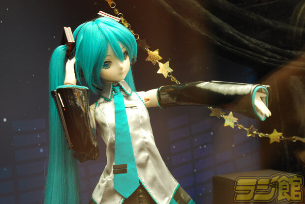 A Gorgeous Dollfie Dream Hatsune Miku Debuts! Fans Come to Photograph Her in Her Senbonzakura Outfit! 3