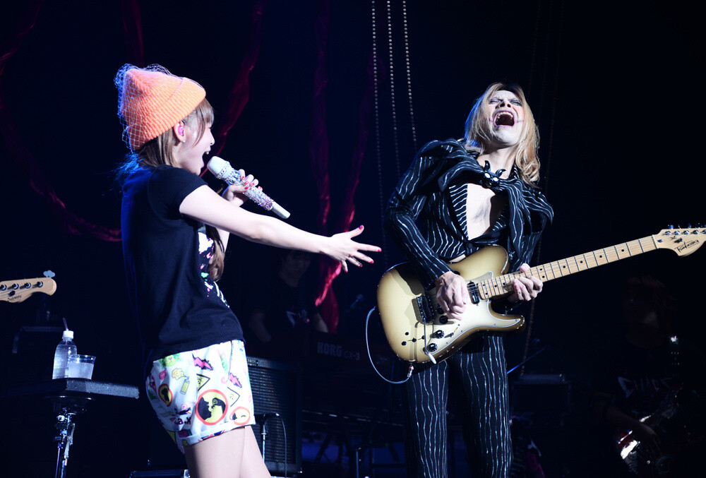 They performed “Zoku Konton” once again, this time with Rolly on the guitar. 22