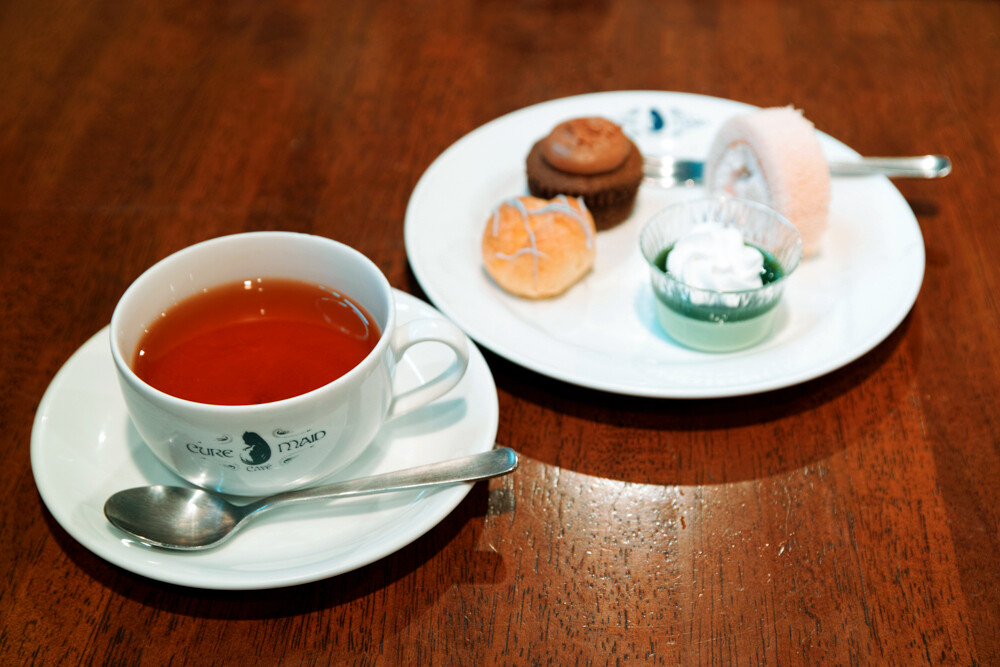 “Lady Satsuki Afternoon Moment - with Elite Four Sweets” is a set of champagne flavored black tea made in the image of the noble Lady Satsuki and small sweets made in the image of the Elite Four. Black tea, one of the appeals of Cure Maid Cafe, is most suitable when you want to take a short break. Price: ¥850 (Drink set not available). 9