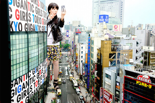 Kana Yamashita (Selfie in Dogenzaka, Shibuya / From the Official Site) 3