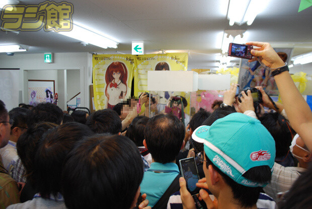 A Gorgeous Dollfie Dream Hatsune Miku Debuts! Fans Come to Photograph Her in Her Senbonzakura Outfit! 11