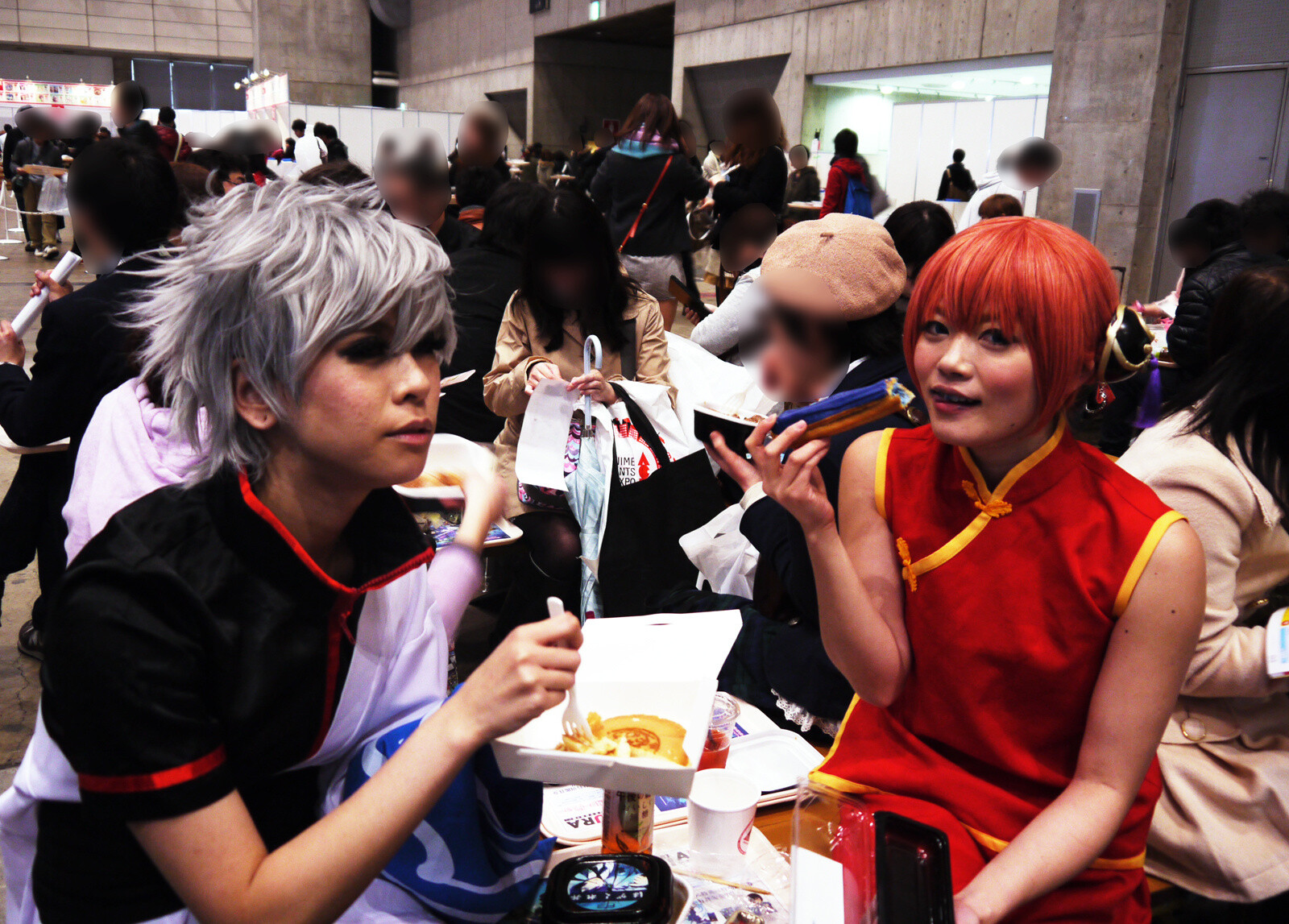 Cosplayers also gathered in the food area. The girl in the Kagura cosplay is enjoying the “Blue Eclair” from the “Blue Exorcist” menu. 5