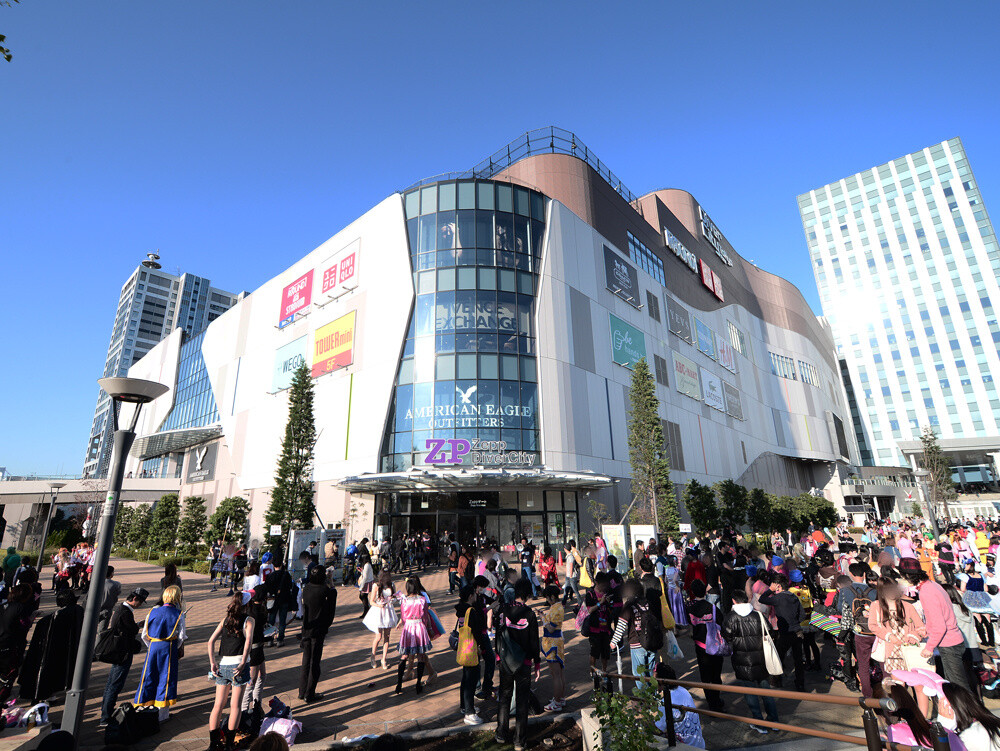 Being a Shokotan concert and with Halloween closing in, some fans were doing cosplay. 1