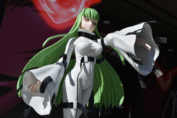 Life-Size Figures of Lelouch and C.C. Set Up in Front of Bellesalle Akihabara 6