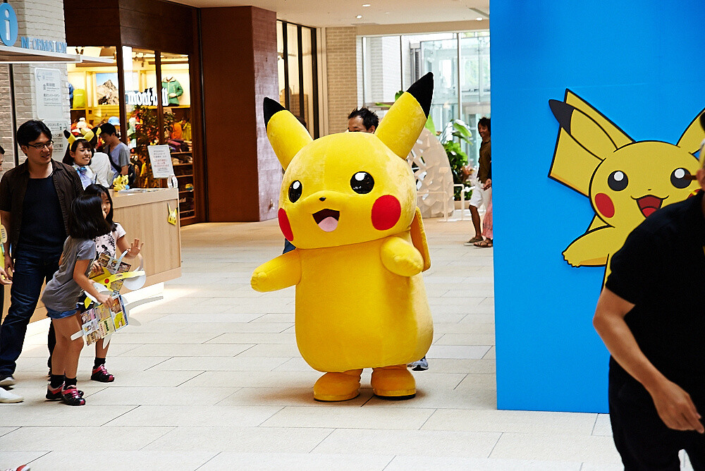 Pikachu enters the hall! 18