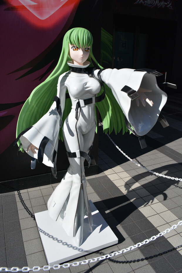 Life-Size Figures of Lelouch and C.C. Set Up in Front of Bellesalle Akihabara 4