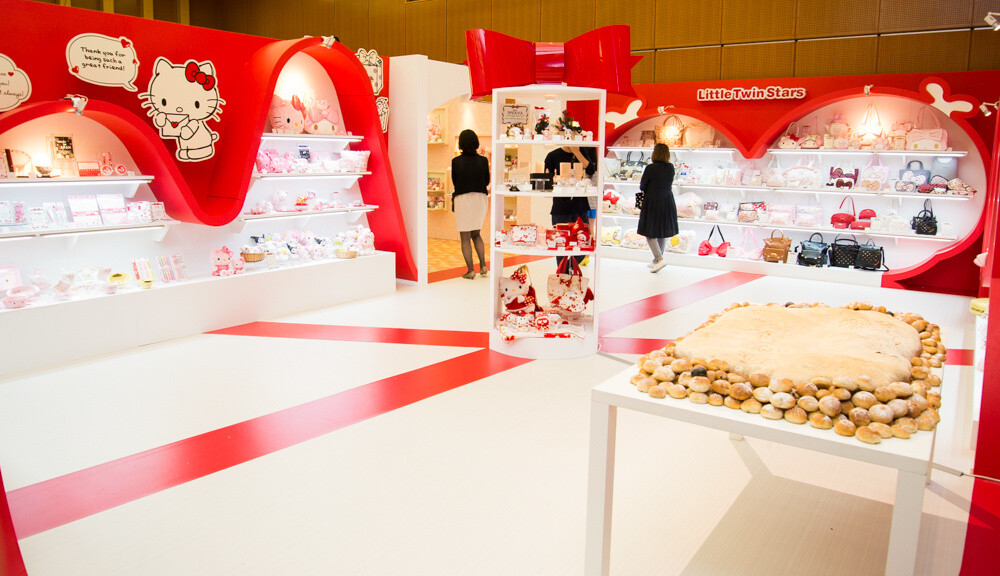 At the sales department booth was a display of products developed by Sanrio and sold in Sanrio shops. 11