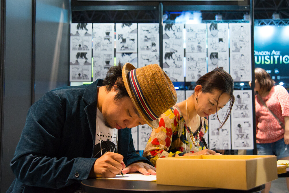 The manga artists politely greeted fans one by one. 7