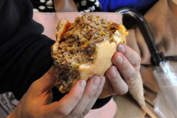 We Take on Lotteria’s 10-Meter Class Titan Burger! 9