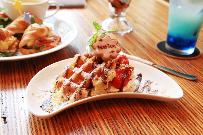 “Strawberry Waffles - Reunion” (650 yen) has both a cute appearance and enough food for a guy to easily eat. 9