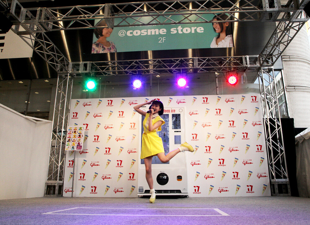 The world's only “dance and buy ice cream vending machine”! 3