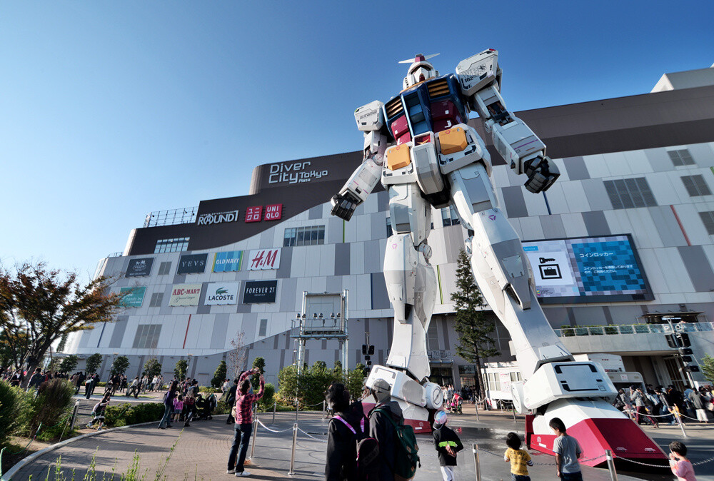 The concert was held at DiverCity Tokyo. The Gundam in the picture is an actual size statue of the Gundam “RG1/1 RX-78-2 Gundam Ver.GFT” that is standing in Zepp DiverCity Tokyo’s Plaza Festival Square. 0